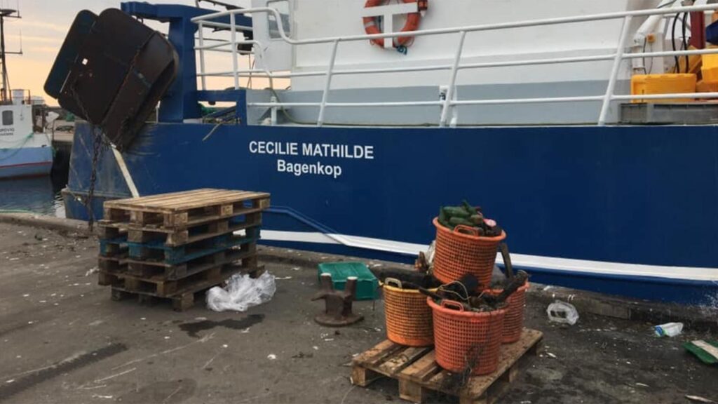 affaldhåndtering ombord på Cecilie Mathilde foto: Mikkel Hansen